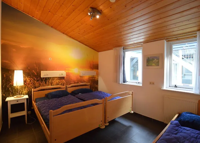 Hébergement de vacances Spacious In With Garden *